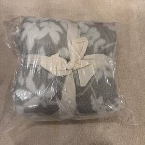 Berkshire Green and White Botanical Vine wearable throw